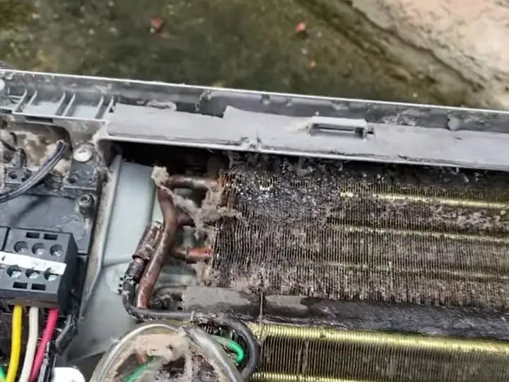 Evaporadora aberta mostrando serpentina e parte elétrica na manutenção