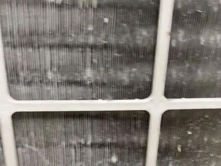 Filtro de ar-condicionado sujo antes da limpeza