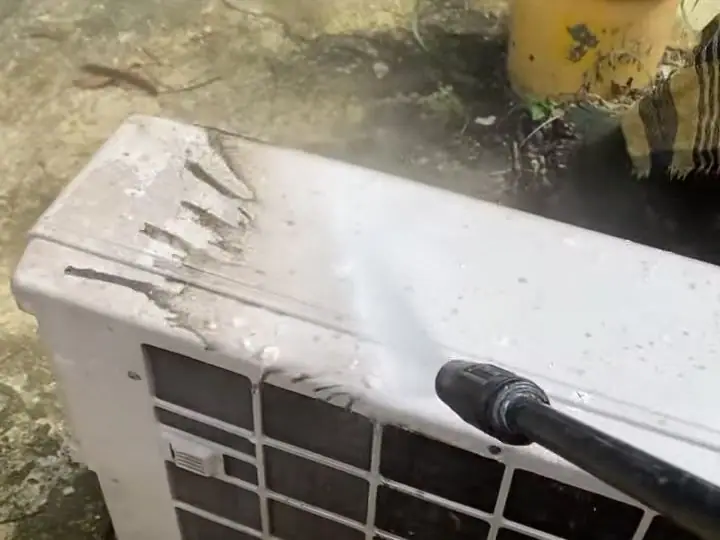 Condensadora sendo lavada com jato de água