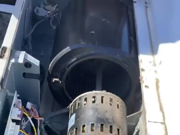 Motor e parte elétrica do ar-condicionado na troca de peças