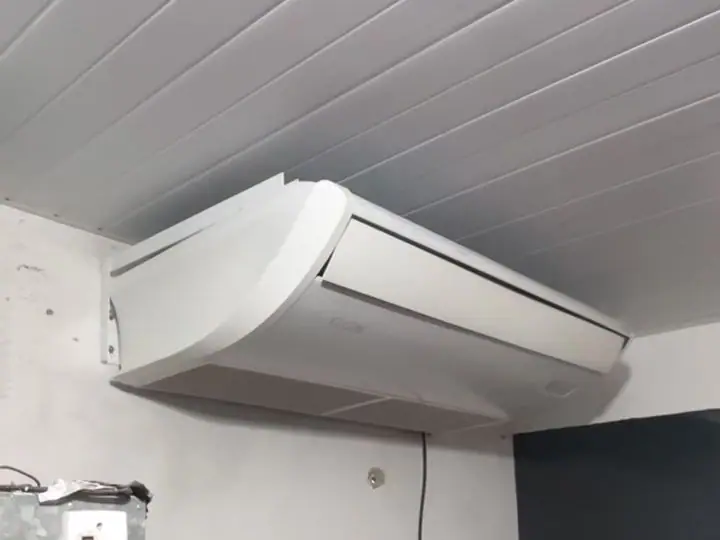 Ar-condicionado piso-teto instalado no alto da parede