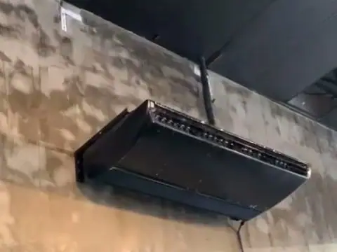 Ar-condicionado piso-teto instalado em área comercial
