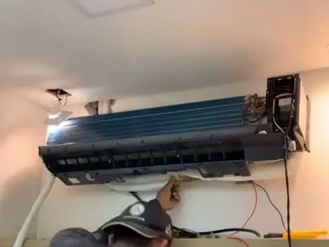 Técnico da Polo Norte fazendo a manutenção de um ar-condicionado