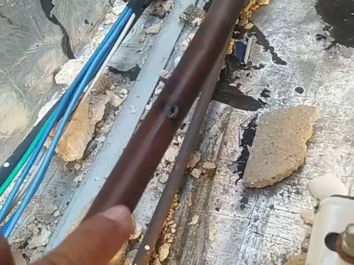 Tubulação de cobre do ar-condicionado sendo verificada