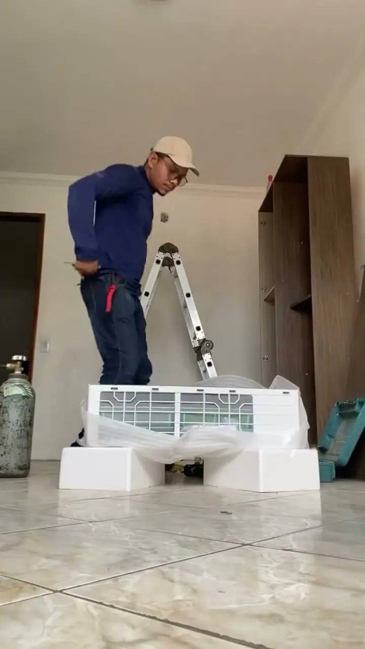 Técnico da Polo Norte preparando a instalação de um ar-condicionado split em Caucaia