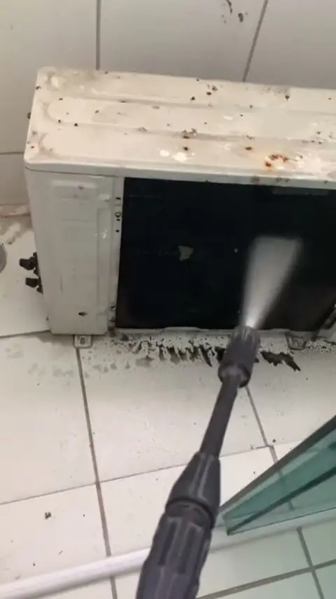 Lavagem da condensadora de ar-condicionado com lavadora de alta pressão