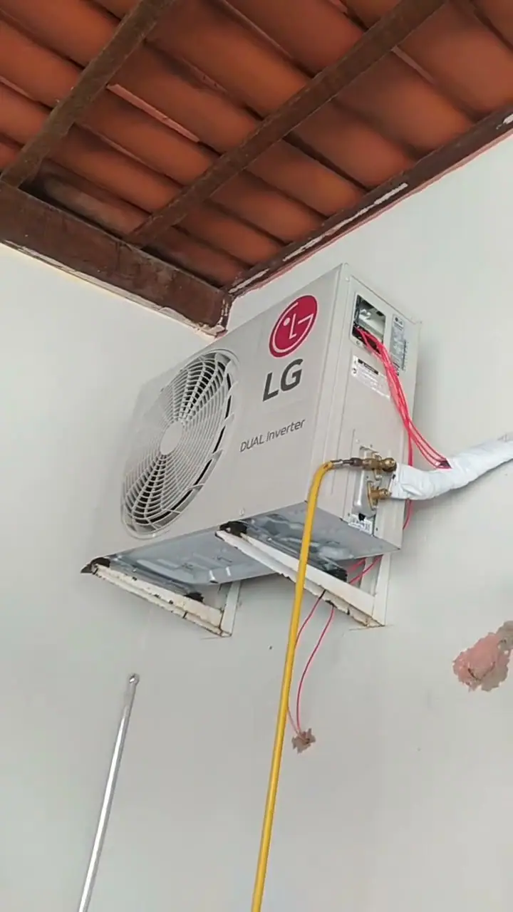 Condensadora LG Dual Inverter instalada em suporte na parede externa