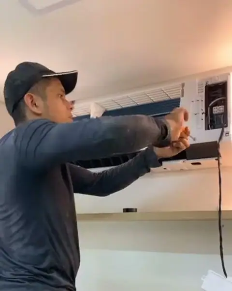 Técnico da Polo Norte trabalhando em um ar-condicionado