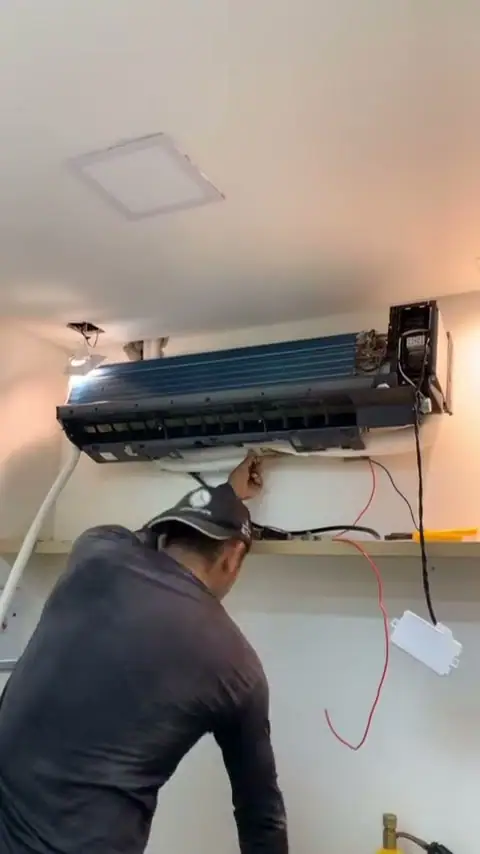 Técnico da Polo Norte fazendo a manutenção de uma evaporadora aberta